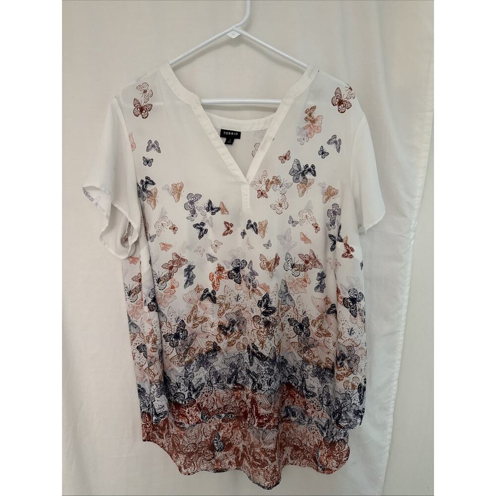 Torrid V-Neck Short Sleeve Blouse Womens Size 2 White Butterfly Print Semisheer